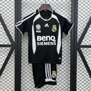 Conjunto Infantil Retrô - Real Madrid 2006/07 II Away