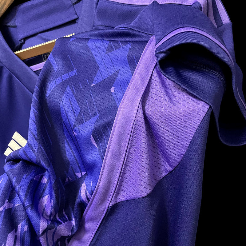 Camisa Argentina 2022/23 Campeão Copa 3 Estrelas - Torcedor - Roxa Away